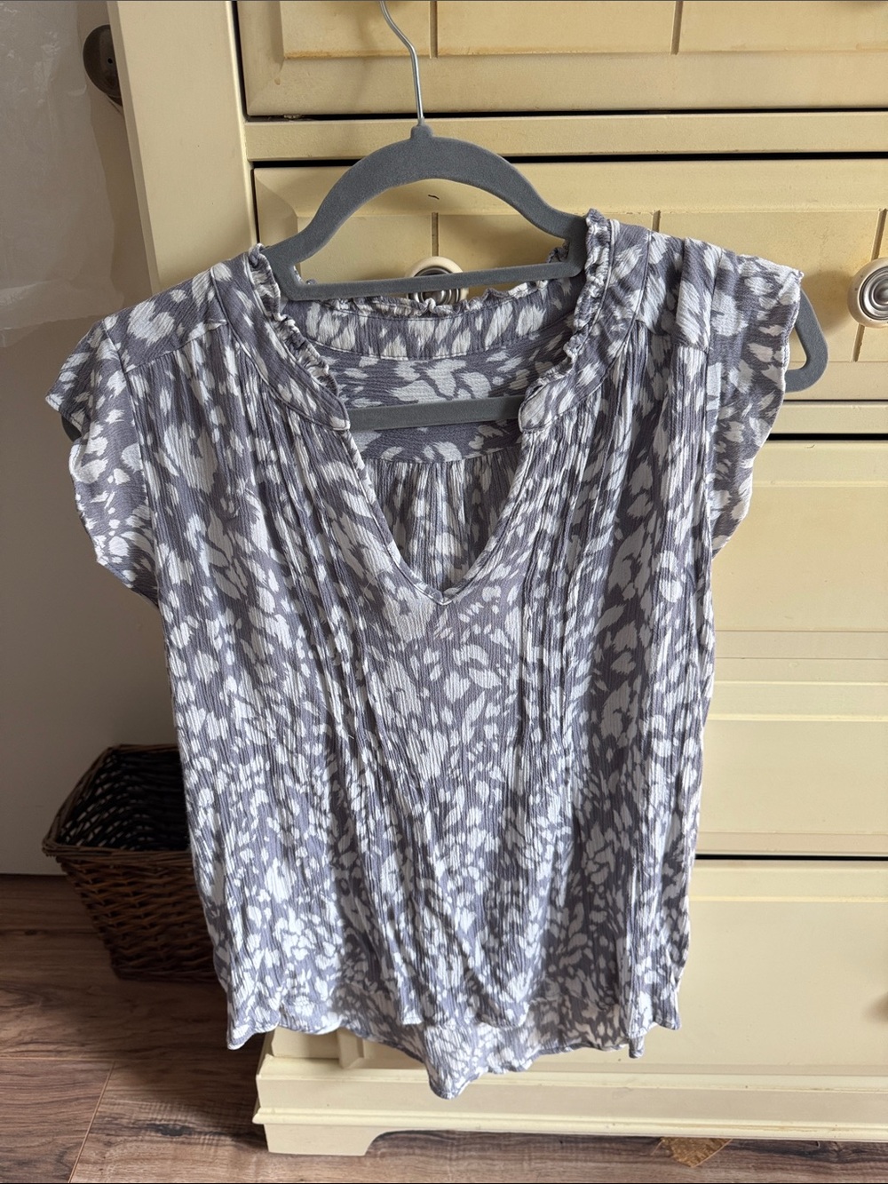 Women's Gray & White Printed V-Neck Blouse